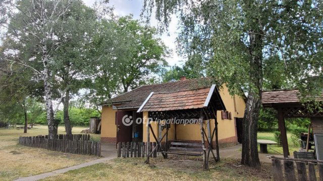 Eladó családi ház, Jászberényben 22.9 M Ft, 2 szobás