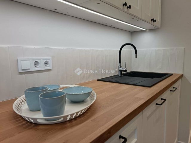 Eladó téglalakás, Budapesten, VI. kerületben 104.9 M Ft