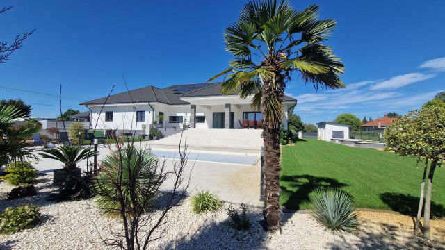 Eladó családi ház, Komáromban 680 M Ft, 7 szobás