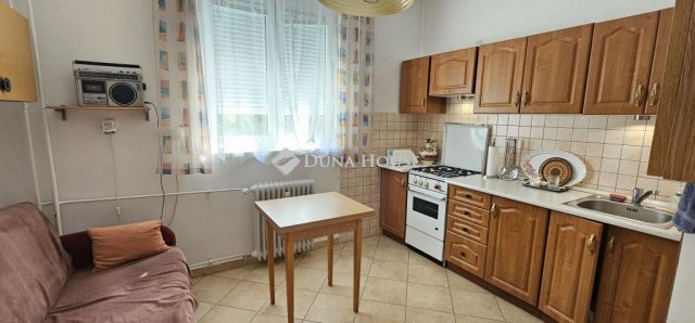 Eladó téglalakás, Komlón, Alkotmány utcában 21.3 M Ft