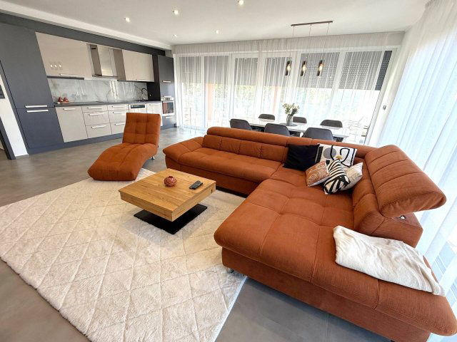 Eladó családi ház, Pécsett 249.9 M Ft, 4 szobás