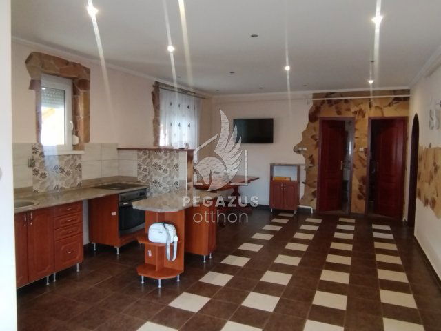 Kiadó családi ház, albérlet, Ózdon, Bólyai Farkas utcában