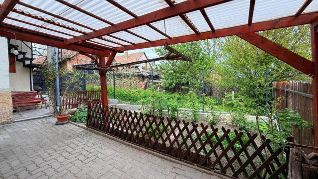Eladó családi ház, Dunabogdányban 60 M Ft, 4+1 szobás