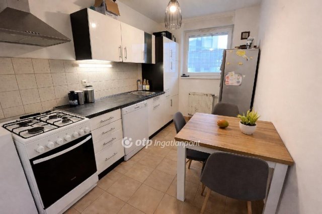 Eladó téglalakás, Győrött 66.999 M Ft, 2 szobás