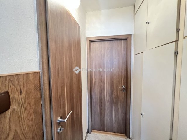 Eladó panellakás, Veszprémben 63.999 M Ft, 4 szobás