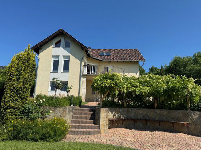 Eladó családi ház, Balatonalmádiban 199 M Ft, 5+3 szobás