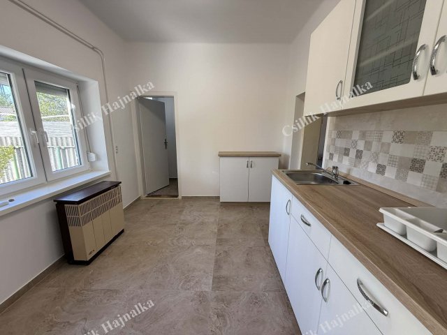 Eladó családi ház, Szolnokon 28.8 M Ft, 2 szobás