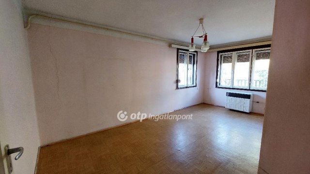 Eladó családi ház, Kisújszálláson 16.5 M Ft, 2 szobás