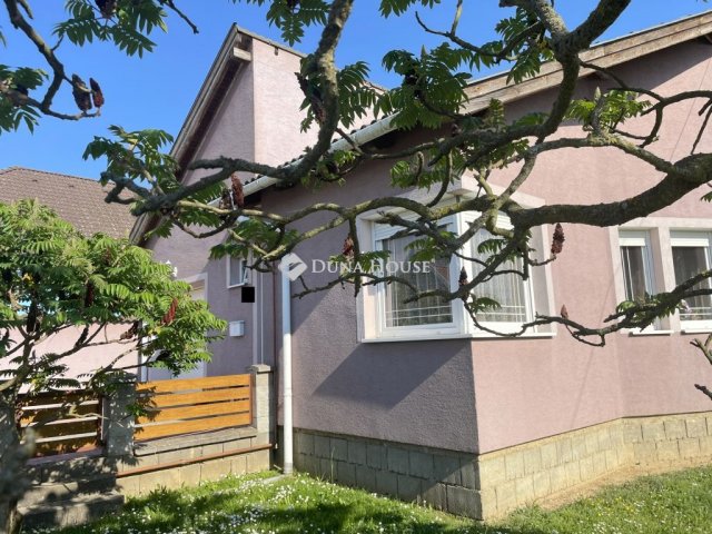 Eladó családi ház, Nádasdon 84.99 M Ft, 4 szobás
