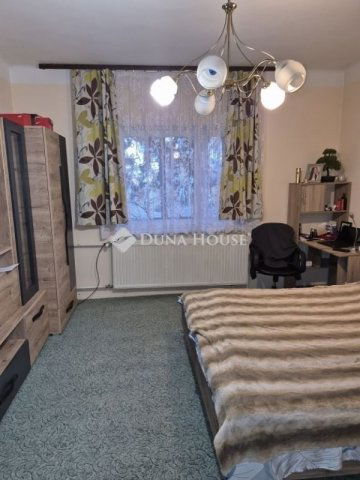 Eladó családi ház, Pécsett 79.9 M Ft, 6 szobás