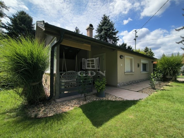 Eladó nyaraló, Szigetmonostorban 44.9 M Ft, 2 szobás