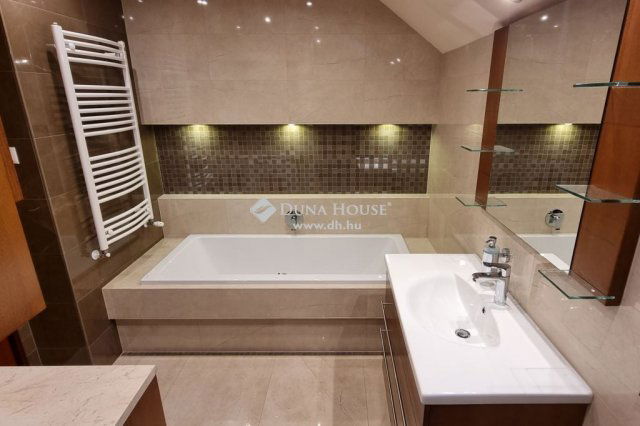 Eladó nyaraló, Komlón 158 M Ft, 9 szobás / költözzbe.hu