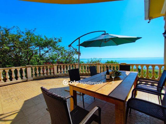 Eladó családi ház, Balatonalmádiban 375 M Ft, 7+2 szobás