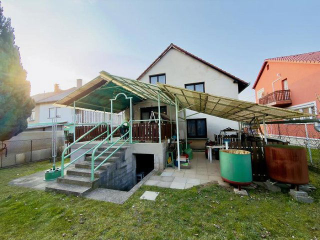 Eladó családi ház, Vácon 115 M Ft, 5 szobás