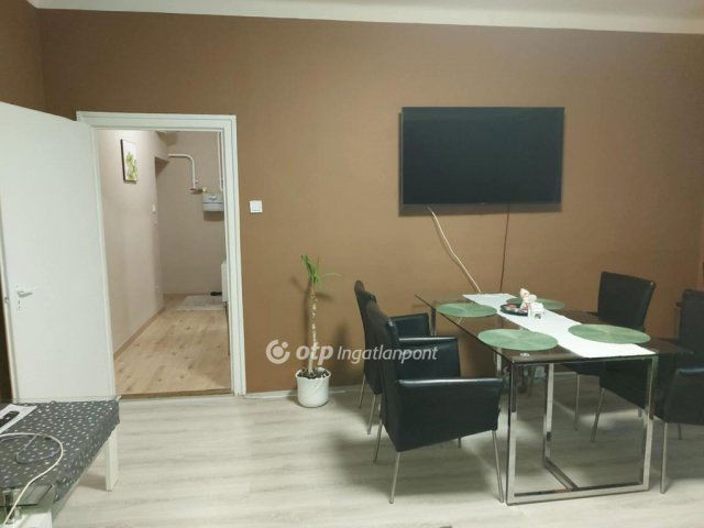 Eladó téglalakás, Pécsett 32.7 M Ft, 2 szobás