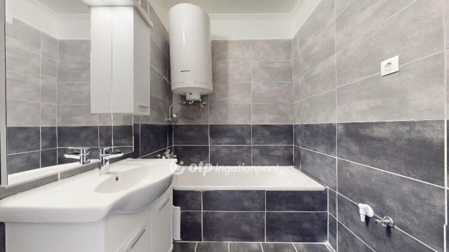 Eladó panellakás, Nyírbátorban 37.8 M Ft, 2 szobás