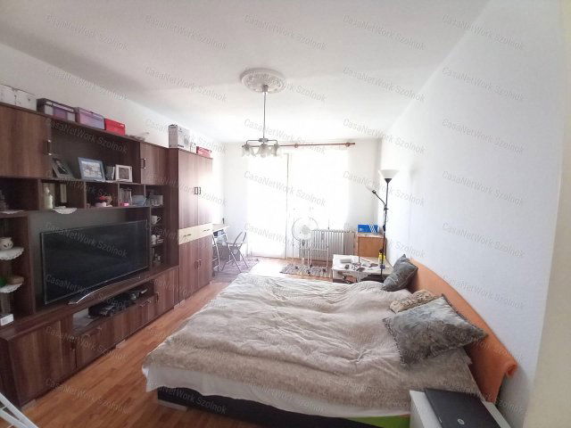 Eladó panellakás, Szolnokon 34.99 M Ft, 3 szobás
