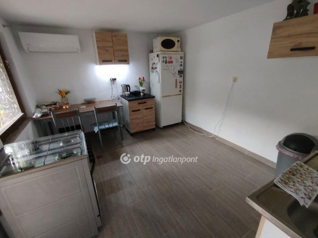 Eladó családi ház, Pécsett 25 M Ft, 1 szobás