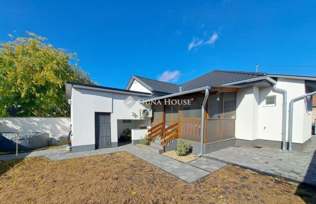 Eladó családi ház, Baján 77.8 M Ft, 4 szobás