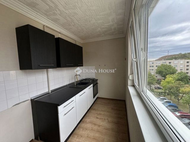 Eladó panellakás, Kecskeméten 44.9 M Ft, 3 szobás