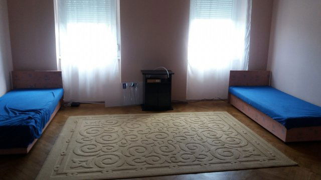 Kiadó téglalakás, albérlet, Komáromban 300 E Ft / hó, 2 szobás