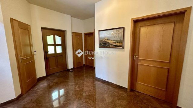 Eladó családi ház, Leányfaluban 582 M Ft, 6+1 szobás