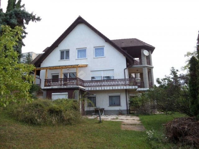 Eladó családi ház, Komlón 80 M Ft, 6 szobás