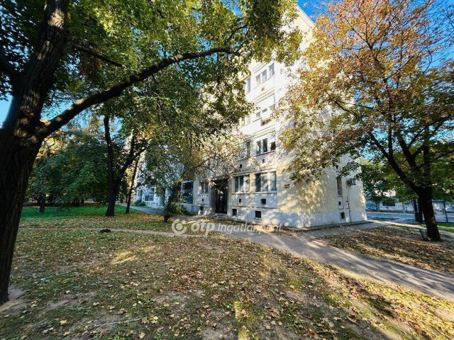 Eladó panellakás, Debrecenben 49.5 M Ft, 2+1 szobás