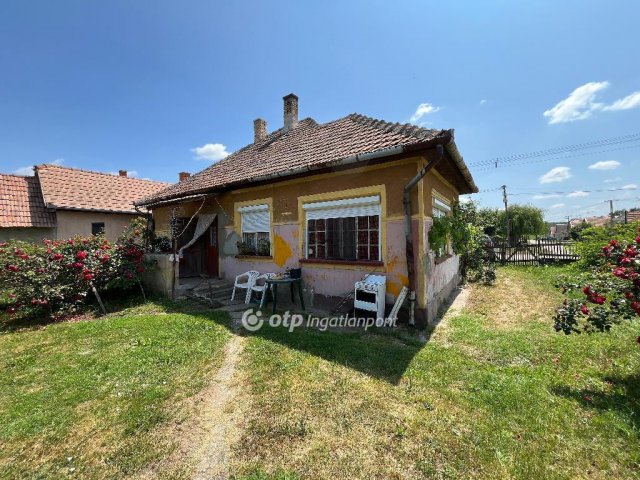 Eladó családi ház, Tiszakeszin 8 M Ft, 2 szobás