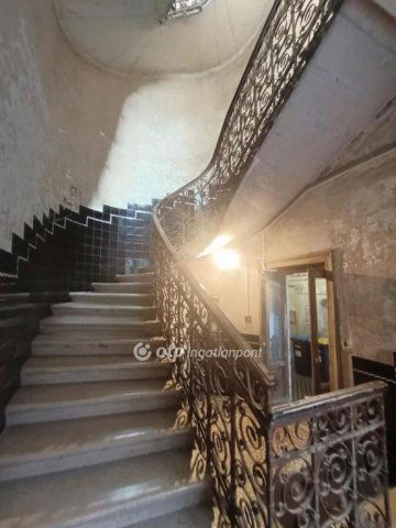 Eladó téglalakás, Budapesten, VI. kerületben 56.9 M Ft, 1 szobás