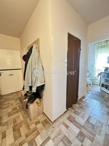 Eladó panellakás, Pécsett 52.9 M Ft, 3 szobás