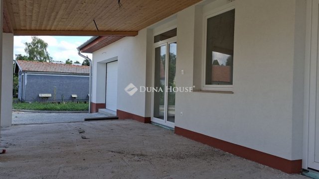 Eladó családi ház, Veszkényen 97 M Ft, 4 szobás