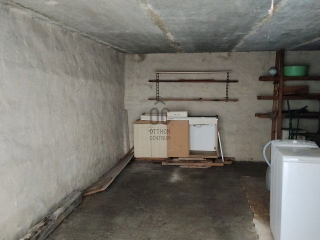 Eladó garázs, Pécsett 8.8 M Ft / költözzbe.hu