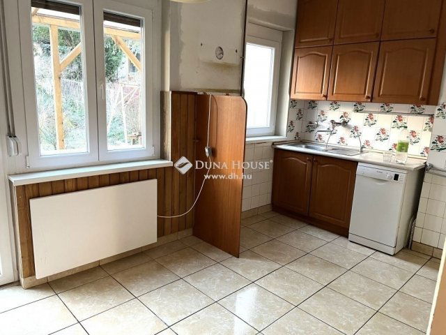Eladó családi ház, Esztergomban 80 M Ft, 5 szobás