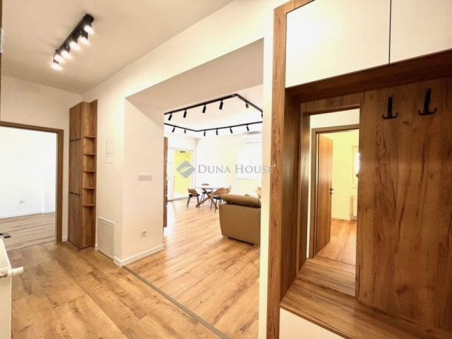 Eladó téglalakás, Pécsett 79.9 M Ft, 5 szobás