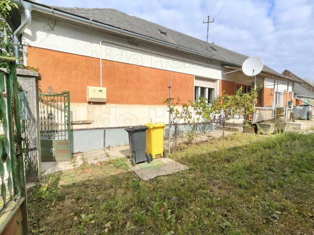 Eladó családi ház, Tótvázsonyban 49.9 M Ft, 7 szobás