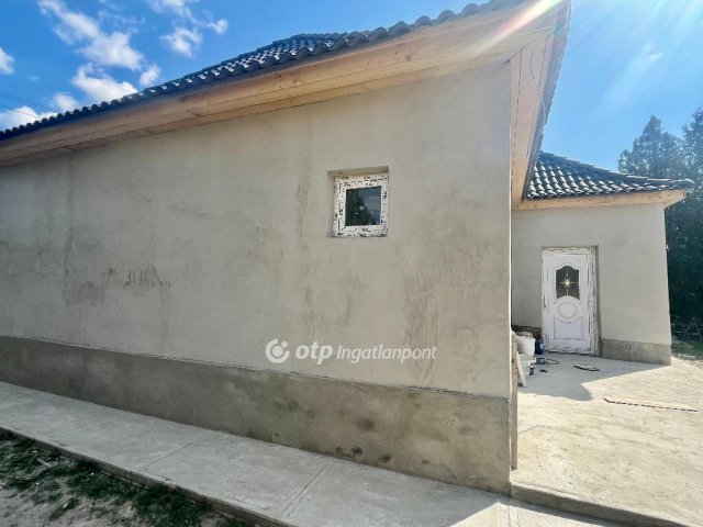 Eladó családi ház, Újszászon 37.99 M Ft, 3+1 szobás