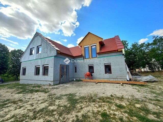 Eladó családi ház, Vértesacsán 137.5 M Ft, 10 szobás
