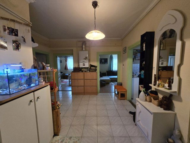 Eladó családi ház, Pécsett 126.9 M Ft, 6 szobás