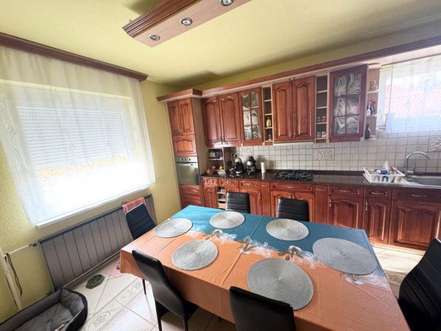 Eladó családi ház, Vecsésen 149.9 M Ft, 5 szobás