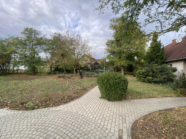 Eladó családi ház, Kőröstetétlenen 64.9 M Ft, 7 szobás