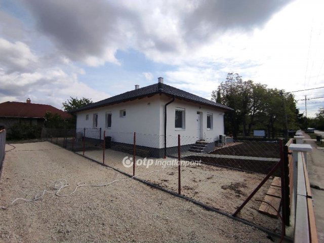 Eladó ikerház, Százhalombattán 91.9 M Ft, 3 szobás