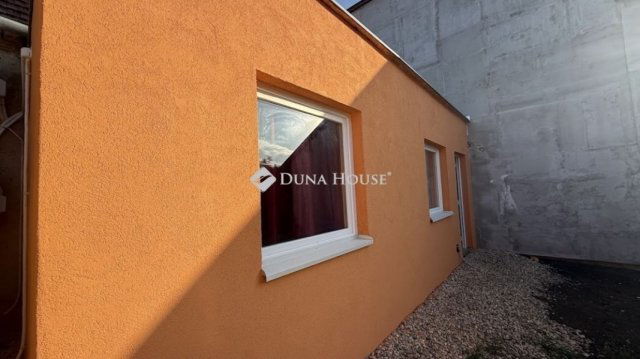 Eladó családi ház, Szombathelyen 49.99 M Ft, 2 szobás