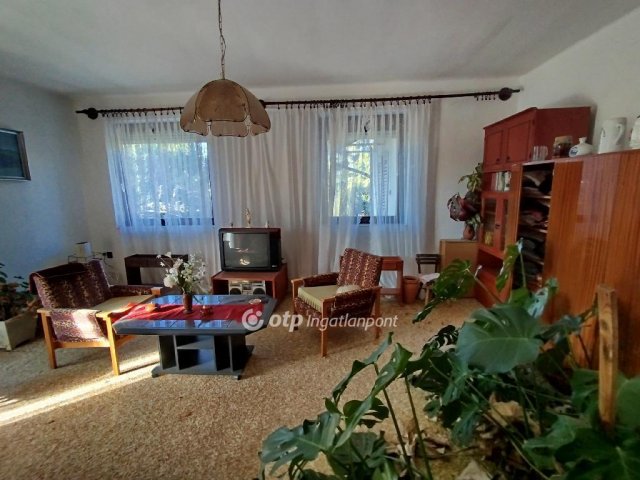 Eladó családi ház, Komlón 80 M Ft, 6 szobás