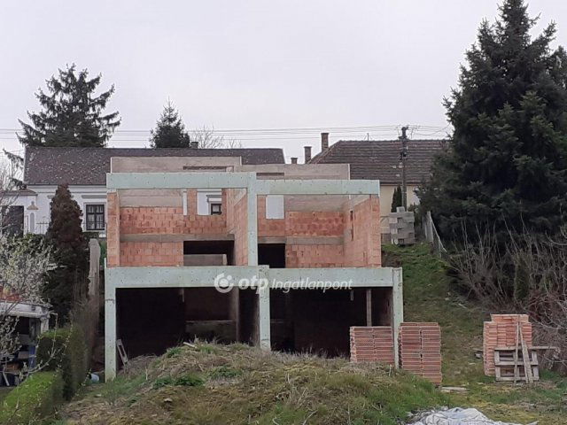 Eladó családi ház, Balatonberényben 72.9 M Ft, 8 szobás