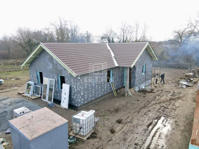 Eladó családi ház, Vácon 89.99 M Ft, 4 szobás