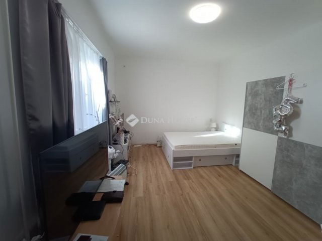 Eladó sorház, Cegléden, Pesti úton 19.9 M Ft, 1 szobás