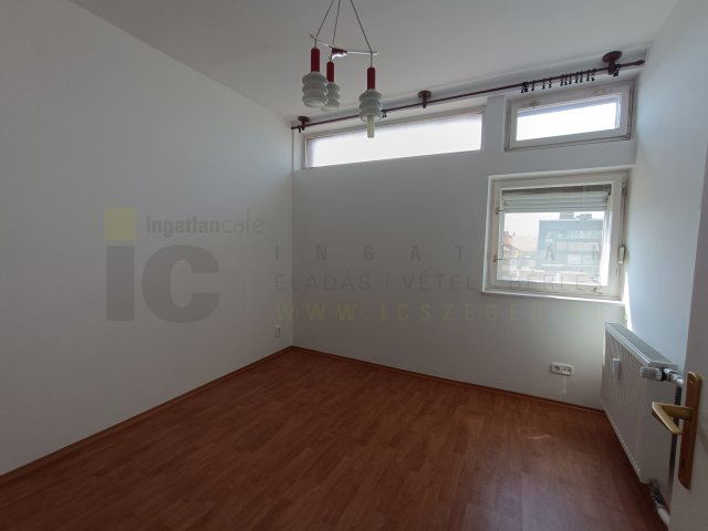 Kiadó téglalakás, albérlet, Szegeden 220 E Ft / hó, 2+1 szobás