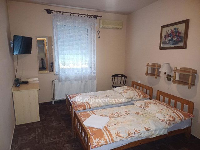 Eladó családi ház, Nagykanizsán 250 M Ft, 10 szobás