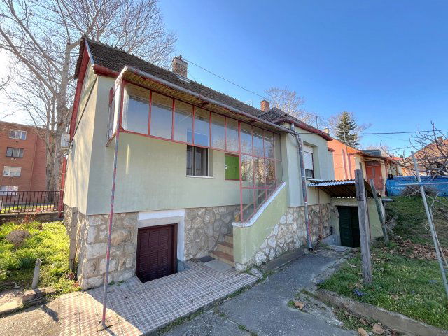 Eladó családi ház, Pécsett 45.9 M Ft, 4 szobás